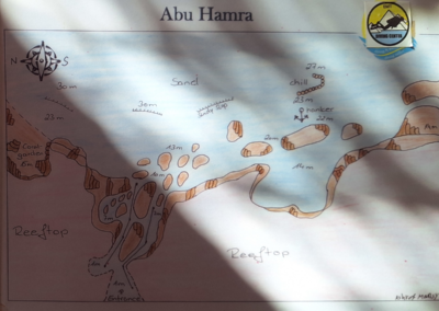 Handskizze von Ashraf Mansy: Tauchplatzkarte von Abu Hamra mit Tiefenangaben, Richtungen und Highlights.