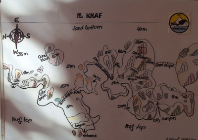 Handskizze von Ashraf Mansy: Tauchplatzkarte von El Khafmit Tiefenangaben, Richtungen und Highlights.