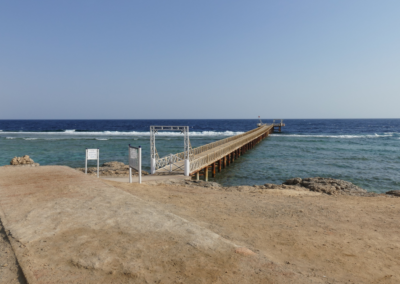 Der 173 Meter lange Steg führt über das Riffdach und die Brandungszone hinweg zum Einstieg in das Hausriff von Egypt Sea Explorer.
